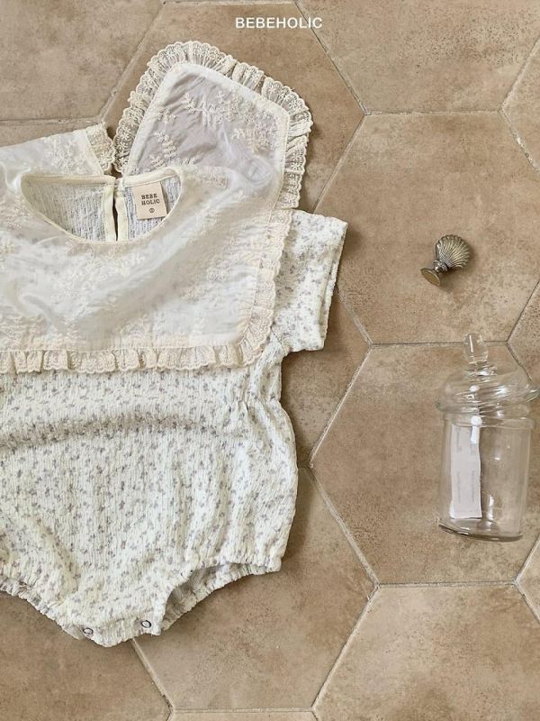 小碎花刺繡荷葉領包屁連身衣 Bebe holic Korea,韓國童裝,韓國Bebe holic,奶茶系寶寶,女寶穿搭