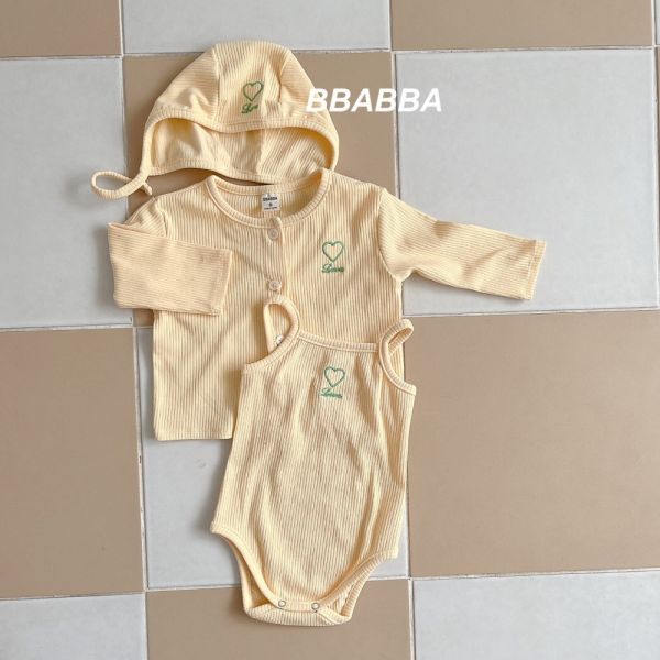愛心刺繡套裝 包屁衣＋軟帽＋小外套 