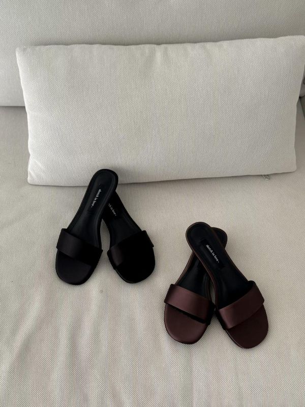 極簡緞面貓跟一字帶涼拖鞋 