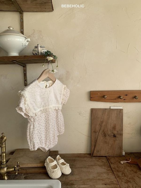 小碎花刺繡荷葉領包屁連身衣 Bebe holic Korea,韓國童裝,韓國Bebe holic,奶茶系寶寶,女寶穿搭