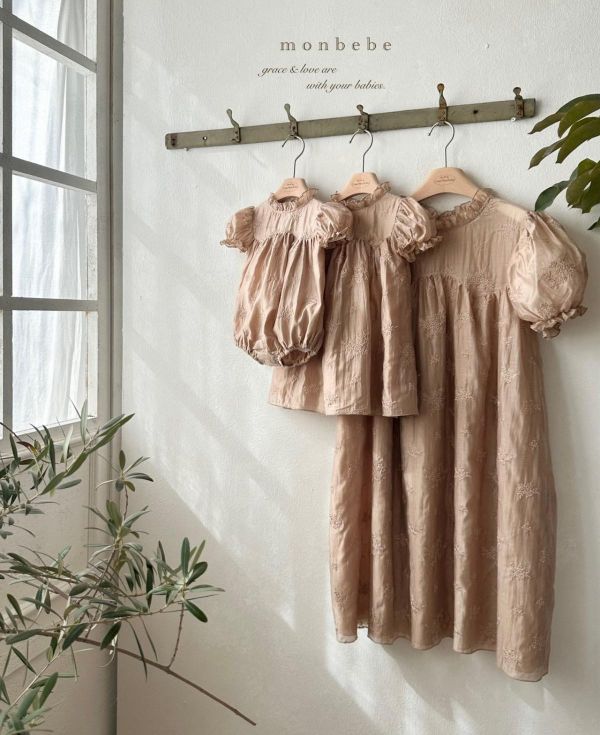 大人款蕾絲刺繡質感公主袖連身洋裝 