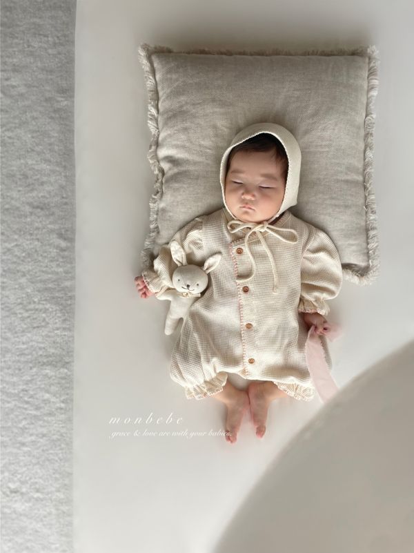 泡泡袖花邊鈕釦連身衣 