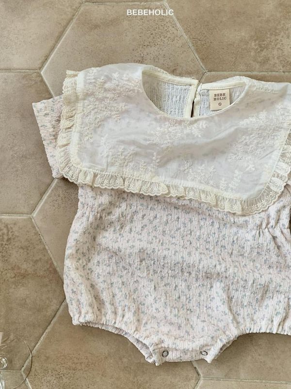 小碎花刺繡荷葉領包屁連身衣 Bebe holic Korea,韓國童裝,韓國Bebe holic,奶茶系寶寶,女寶穿搭