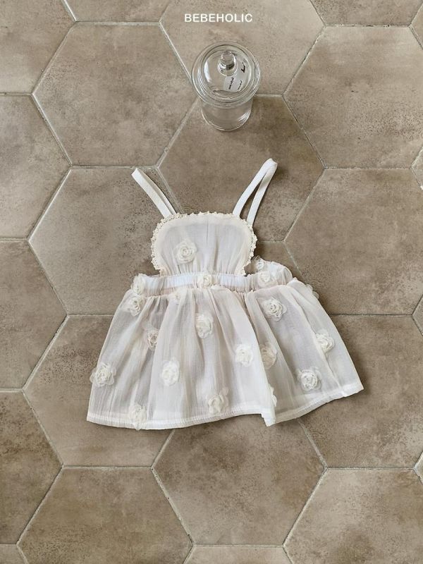 質感寶寶玫瑰圍裙穿搭 Bebe holic Korea,韓國童裝,韓國Bebe holic,奶茶系寶寶,女寶穿搭