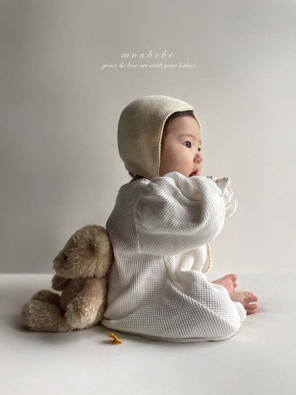 泡泡袖花邊鈕釦連身衣 