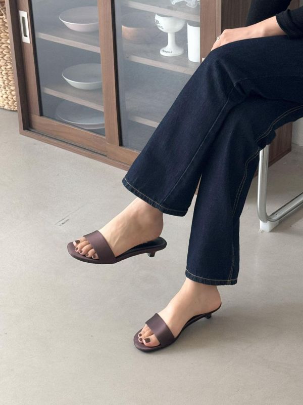 極簡緞面貓跟一字帶涼拖鞋 