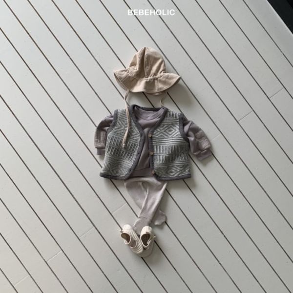 菱形紋鈕扣包邊質感背心 Bebe holic,童裝,男寶穿搭,韓國童裝,桃園童裝,韓系,寶寶衣服推薦,好看寶寶衣服,超好買童裝店,親子裝,彌月禮,寶寶,待產包