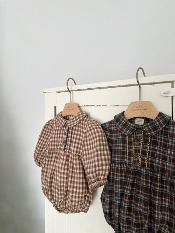 Bebe 小森林格紋荷葉領包屁衣 