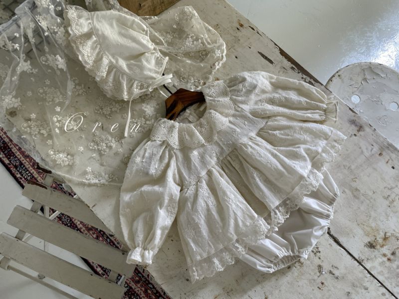 Bebe-褶皺蕾絲小花綁帶軟帽 