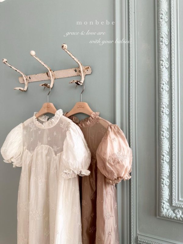 大人款蕾絲刺繡質感公主袖連身洋裝 