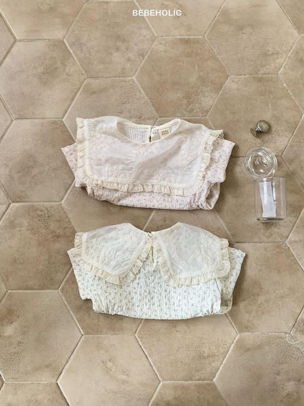 小碎花刺繡荷葉領包屁連身衣 Bebe holic Korea,韓國童裝,韓國Bebe holic,奶茶系寶寶,女寶穿搭