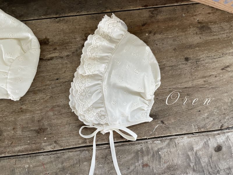 Bebe-褶皺蕾絲小花綁帶軟帽 