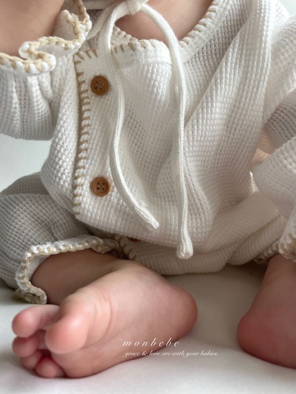 泡泡袖花邊鈕釦連身衣 