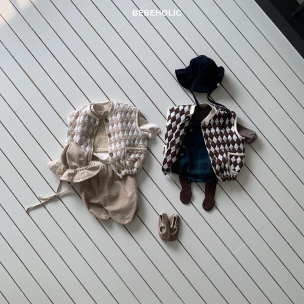 菱形質感奶茶背心 Bebe holic,童裝,男寶穿搭,韓國童裝,桃園童裝,韓系,寶寶衣服推薦,好看寶寶衣服,超好買童裝店,親子裝,彌月禮,寶寶,待產包