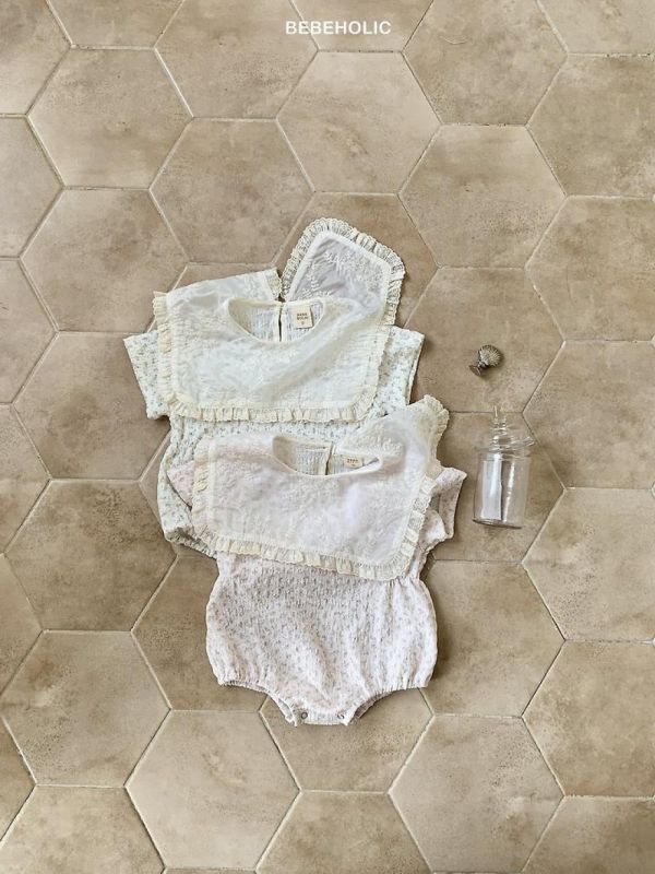 小碎花刺繡荷葉領包屁連身衣 Bebe holic Korea,韓國童裝,韓國Bebe holic,奶茶系寶寶,女寶穿搭