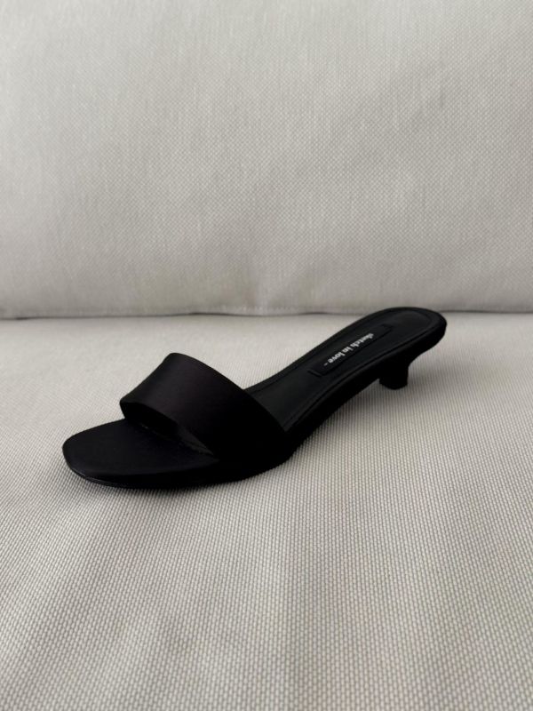 極簡緞面貓跟一字帶涼拖鞋 