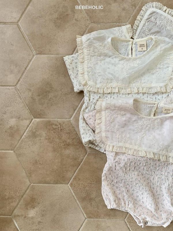 小碎花刺繡荷葉領包屁連身衣 Bebe holic Korea,韓國童裝,韓國Bebe holic,奶茶系寶寶,女寶穿搭