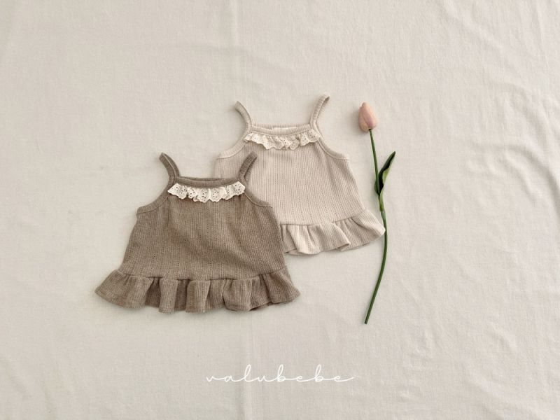 Bebe-緹花蕾絲荷葉襬小吊帶 背心 姊妹裝 