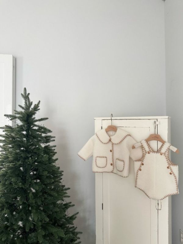 小熊系縫線邊絨毛吊帶連身衣 