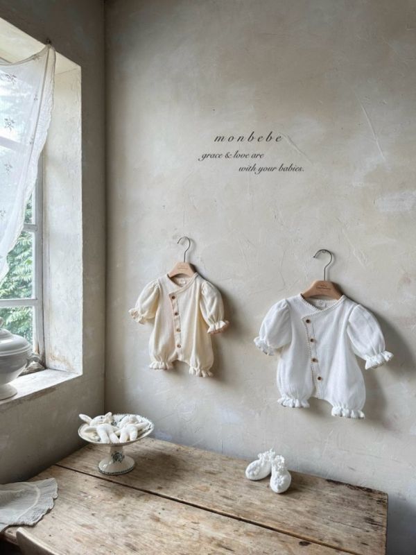 泡泡袖花邊鈕釦連身衣 