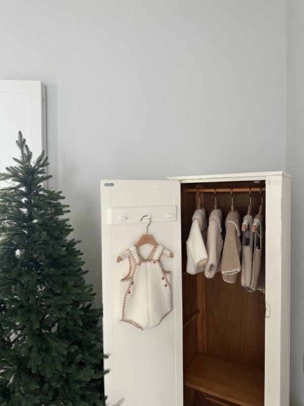 小熊系縫線邊絨毛吊帶連身衣 