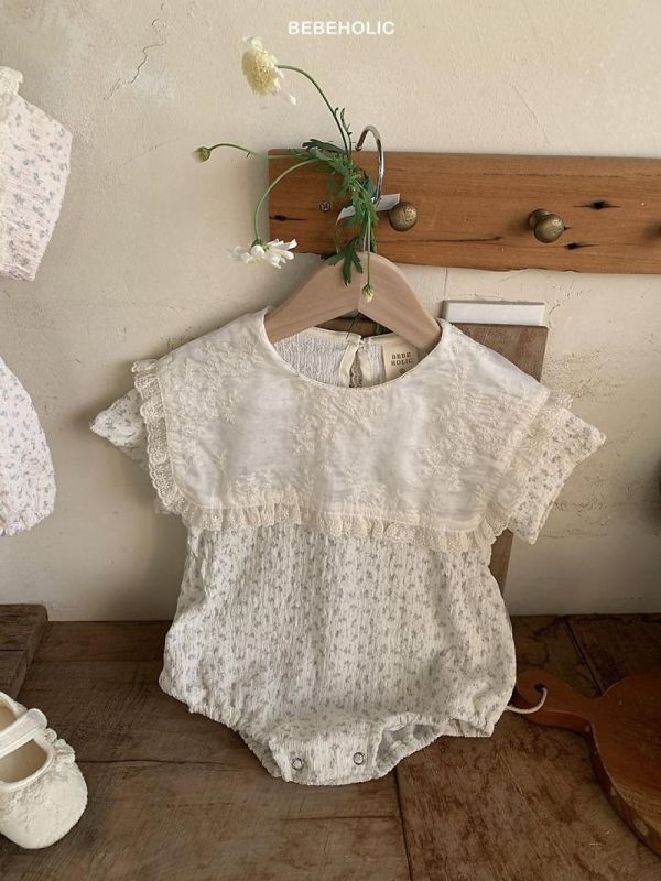 小碎花刺繡荷葉領包屁連身衣 Bebe holic Korea,韓國童裝,韓國Bebe holic,奶茶系寶寶,女寶穿搭