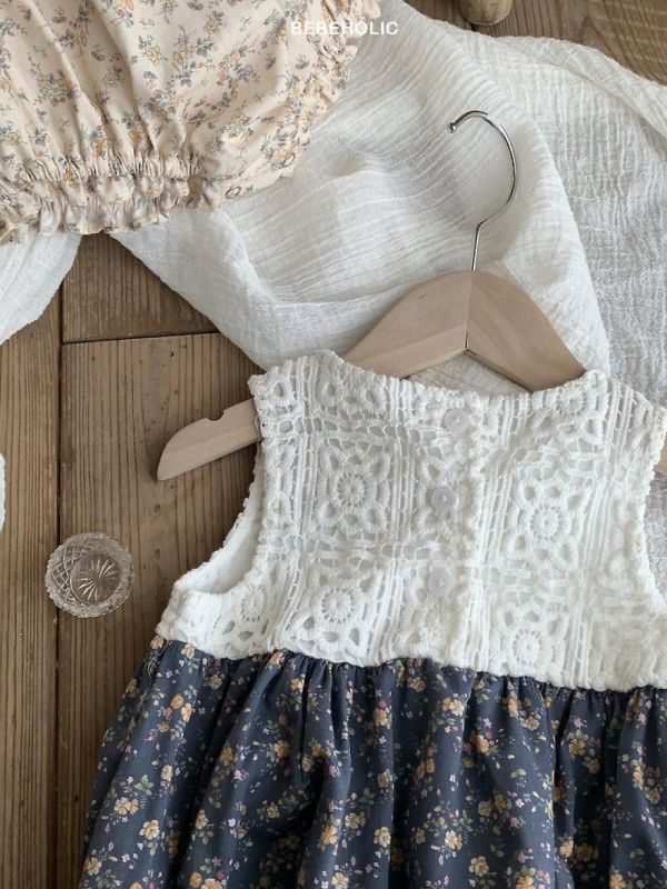 小碎花無袖拼接刺繡寶寶套裝 Bebe holic Korea,韓國童裝,韓國Bebe holic,奶茶系寶寶,女寶穿搭