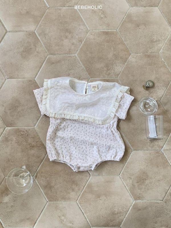 小碎花刺繡荷葉領包屁連身衣 Bebe holic Korea,韓國童裝,韓國Bebe holic,奶茶系寶寶,女寶穿搭
