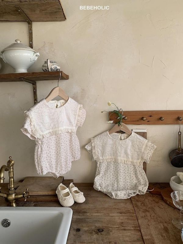 小碎花刺繡荷葉領包屁連身衣 Bebe holic Korea,韓國童裝,韓國Bebe holic,奶茶系寶寶,女寶穿搭