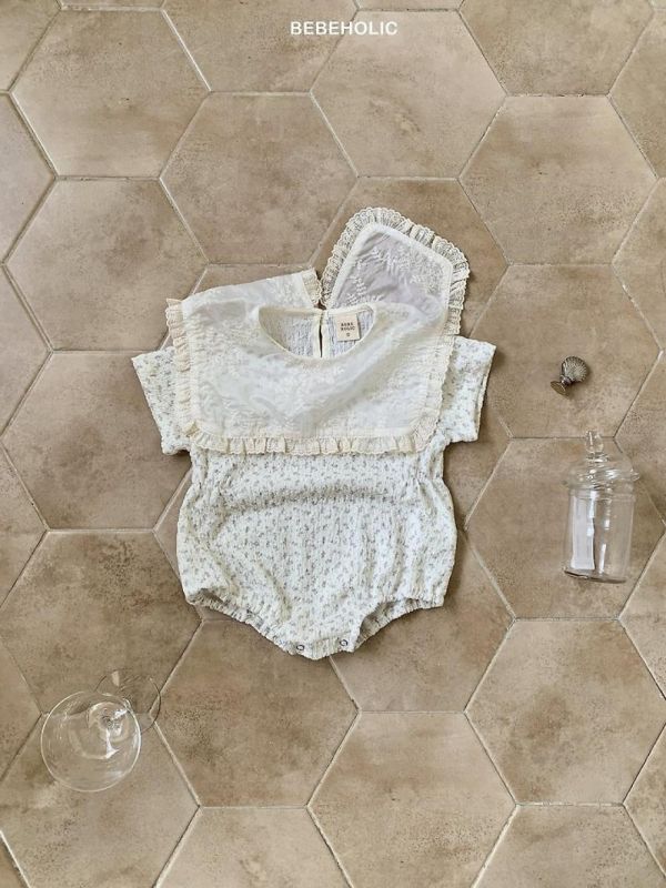 小碎花刺繡荷葉領包屁連身衣 Bebe holic Korea,韓國童裝,韓國Bebe holic,奶茶系寶寶,女寶穿搭