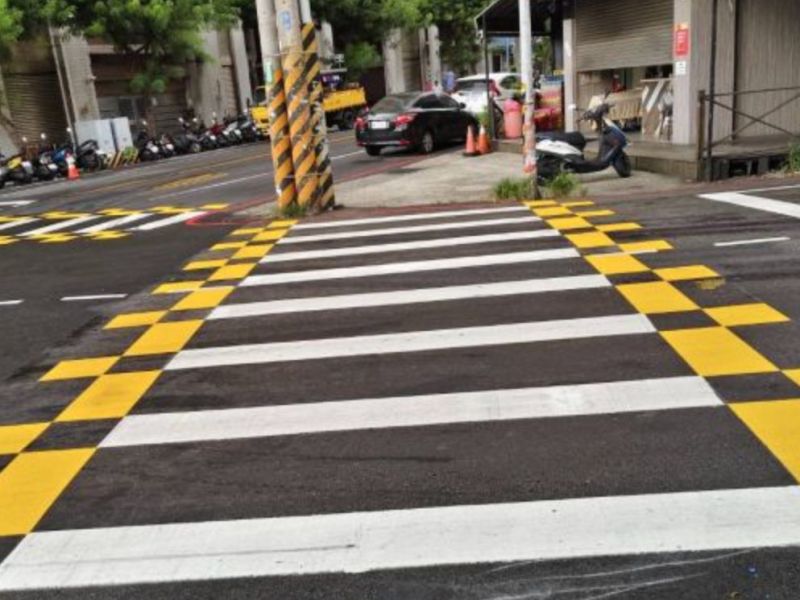 冷塑型彩色止滑塗料 冷塑型彩色止滑塗料,防滑塗料,交通安全,環保塗料,止滑,耐磨,交通設備,防水耐候耐酸