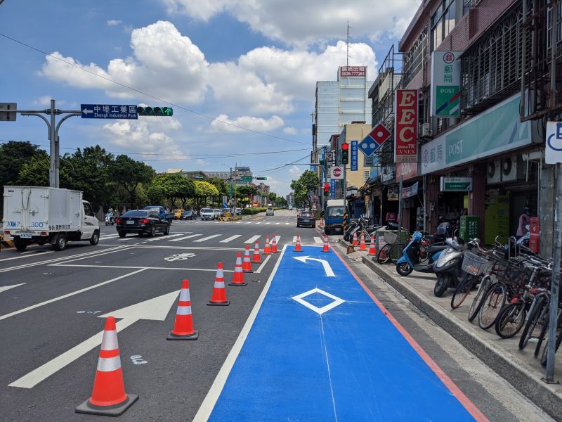 冷塑型彩色止滑塗料 冷塑型彩色止滑塗料,防滑塗料,交通安全,環保塗料,止滑,耐磨,交通設備,防水耐候耐酸