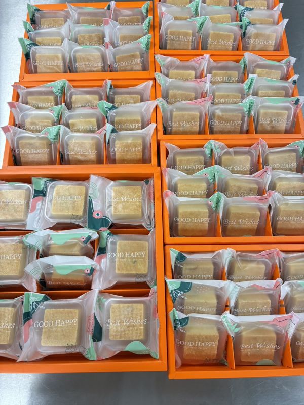 【土鳳梨酥】 🍍 【土鳳梨酥】——酸甜平衡,滿口鳳梨香
成份嚴選

法國發酵奶油

日本鑽石牌低筋麵粉、日本山茶花高筋麵粉

糖粉、帕馬森起司粉、紅牛奶粉

產地直送：CAS 花路米畜牧場新鮮雞蛋

八卦山土鳳梨餡

✨ 酸甜交織的經典滋味
嚴選八卦山土鳳梨慢火熬製內餡,果香濃郁、纖維細緻,帶有自然微酸,甜而不膩。
外皮加入帕馬森起司粉與法國發酵奶油,烤出金黃酥鬆口感,咬下去是濃郁