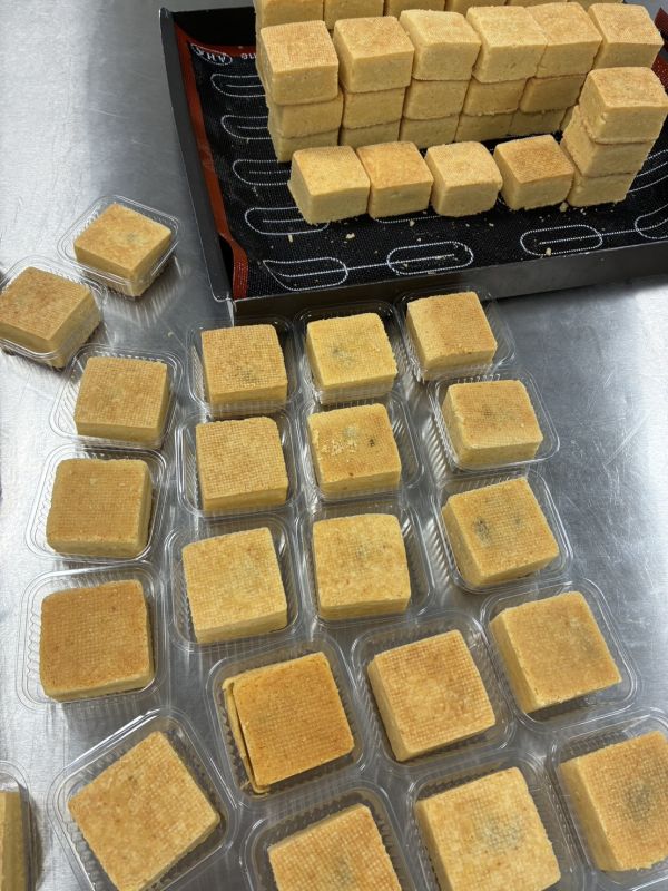 【土鳳梨酥】 🍍 【土鳳梨酥】——酸甜平衡,滿口鳳梨香
成份嚴選

法國發酵奶油

日本鑽石牌低筋麵粉、日本山茶花高筋麵粉

糖粉、帕馬森起司粉、紅牛奶粉

產地直送：CAS 花路米畜牧場新鮮雞蛋

八卦山土鳳梨餡

✨ 酸甜交織的經典滋味
嚴選八卦山土鳳梨慢火熬製內餡,果香濃郁、纖維細緻,帶有自然微酸,甜而不膩。
外皮加入帕馬森起司粉與法國發酵奶油,烤出金黃酥鬆口感,咬下去是濃郁