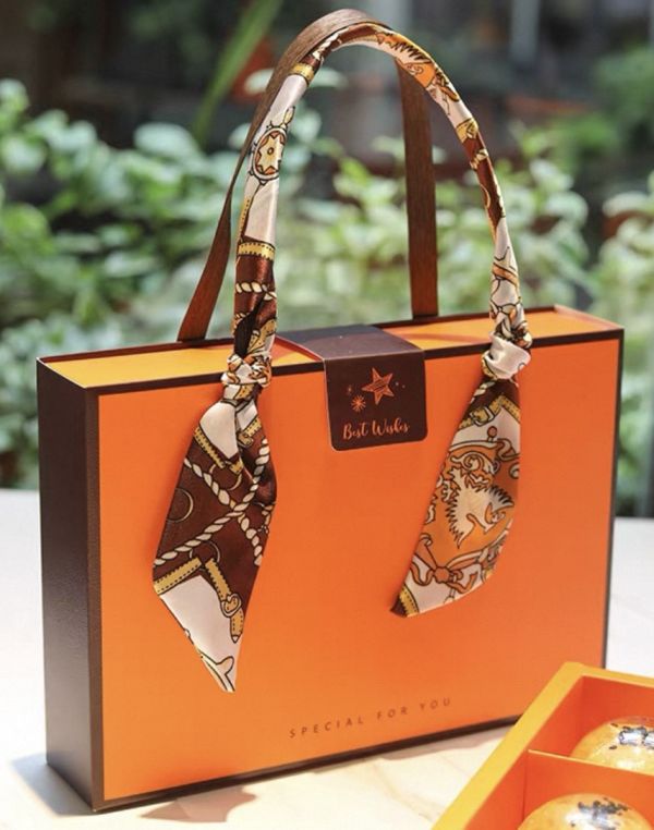 【土鳳梨酥】 🍍 【土鳳梨酥】——酸甜平衡,滿口鳳梨香
成份嚴選

法國發酵奶油

日本鑽石牌低筋麵粉、日本山茶花高筋麵粉

糖粉、帕馬森起司粉、紅牛奶粉

產地直送：CAS 花路米畜牧場新鮮雞蛋

八卦山土鳳梨餡

✨ 酸甜交織的經典滋味
嚴選八卦山土鳳梨慢火熬製內餡,果香濃郁、纖維細緻,帶有自然微酸,甜而不膩。
外皮加入帕馬森起司粉與法國發酵奶油,烤出金黃酥鬆口感,咬下去是濃郁