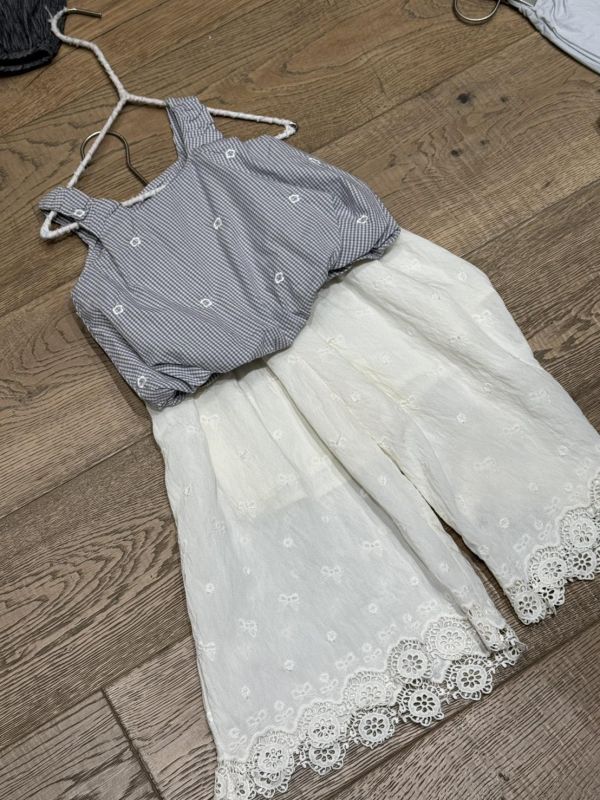 渡假吸睛！格紋刺繡短版花苞背心 