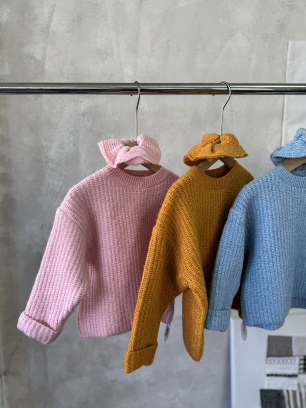 冬日裡的搶眼亮色針織上衣(含同款大腸圈) 