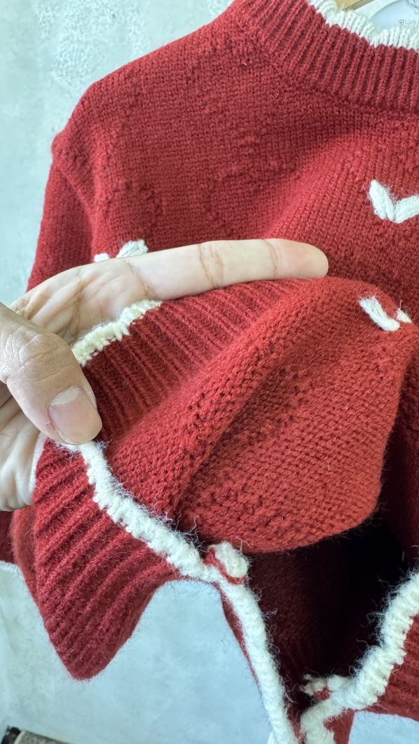 愛心鉤花撞色滾邊針織上衣 