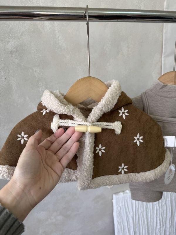 韓系連帽刺繡麂皮斗篷 