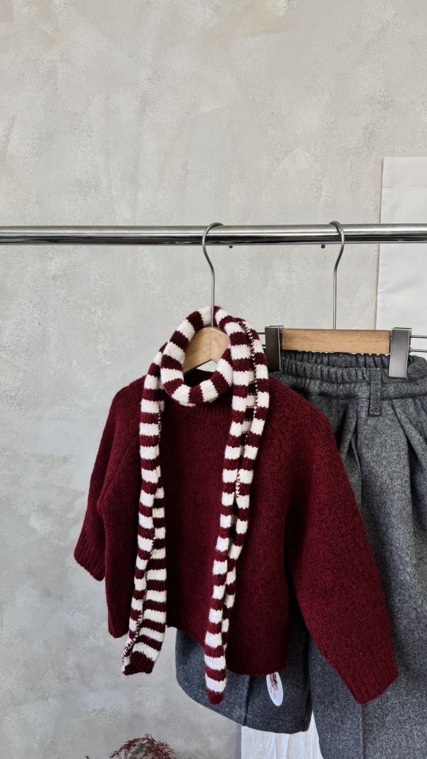 酒紅色系針織上衣(含紅白條紋圍巾) 