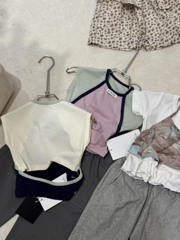 街舞女孩！撞色拼接滾邊設計露腰背心 