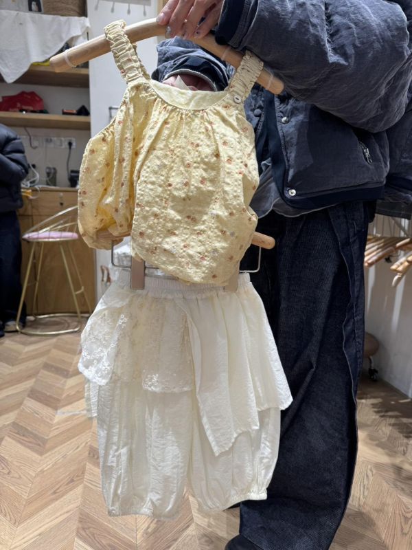 超美不規則蕾絲屁簾布拼接褲 