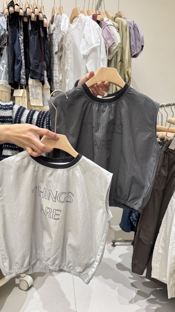 字母刺繡撞色滾邊上衣 