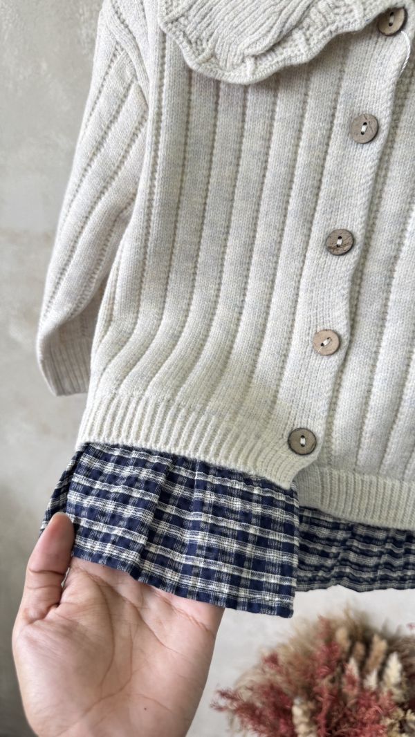 翻領格紋拼接荷葉邊薄款針織上衣 