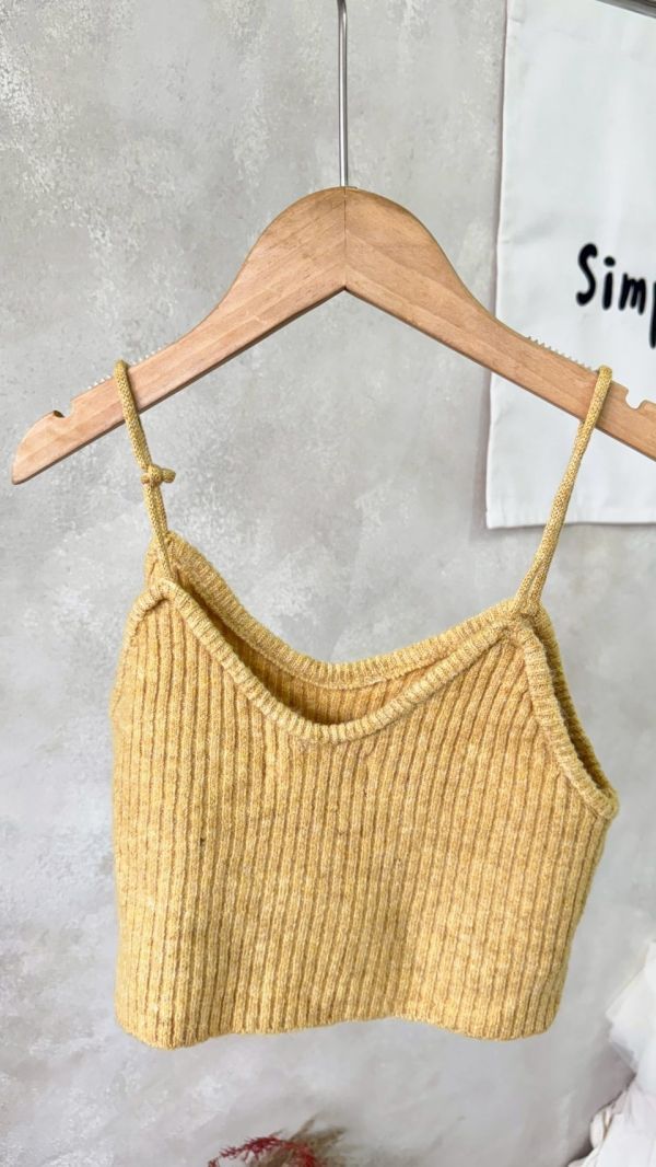 秋冬裡的亮眼疊搭針織背心 