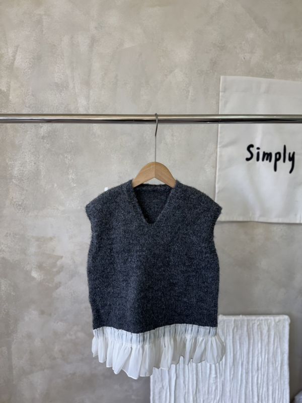 秋冬疊搭必備！韓妞的拼接荷葉邊長版針織背心(版型偏大) 
