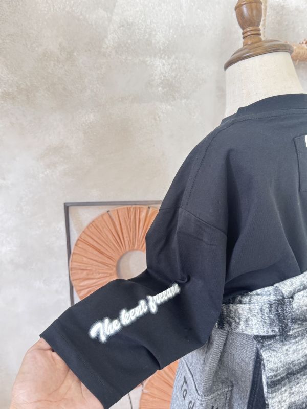 細節滿分！立體字母後口袋上衣 