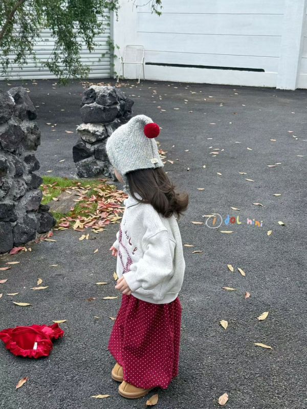 很可愛！刺繡馬球球薄絨大學T 