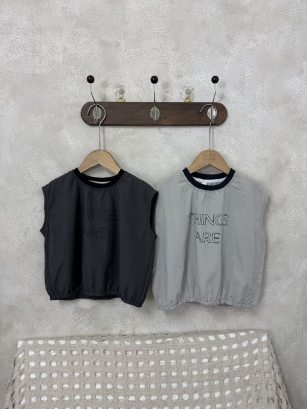 字母刺繡撞色滾邊上衣 
