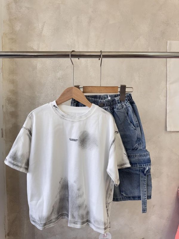 男孩的個性潑墨暈染設計短T 